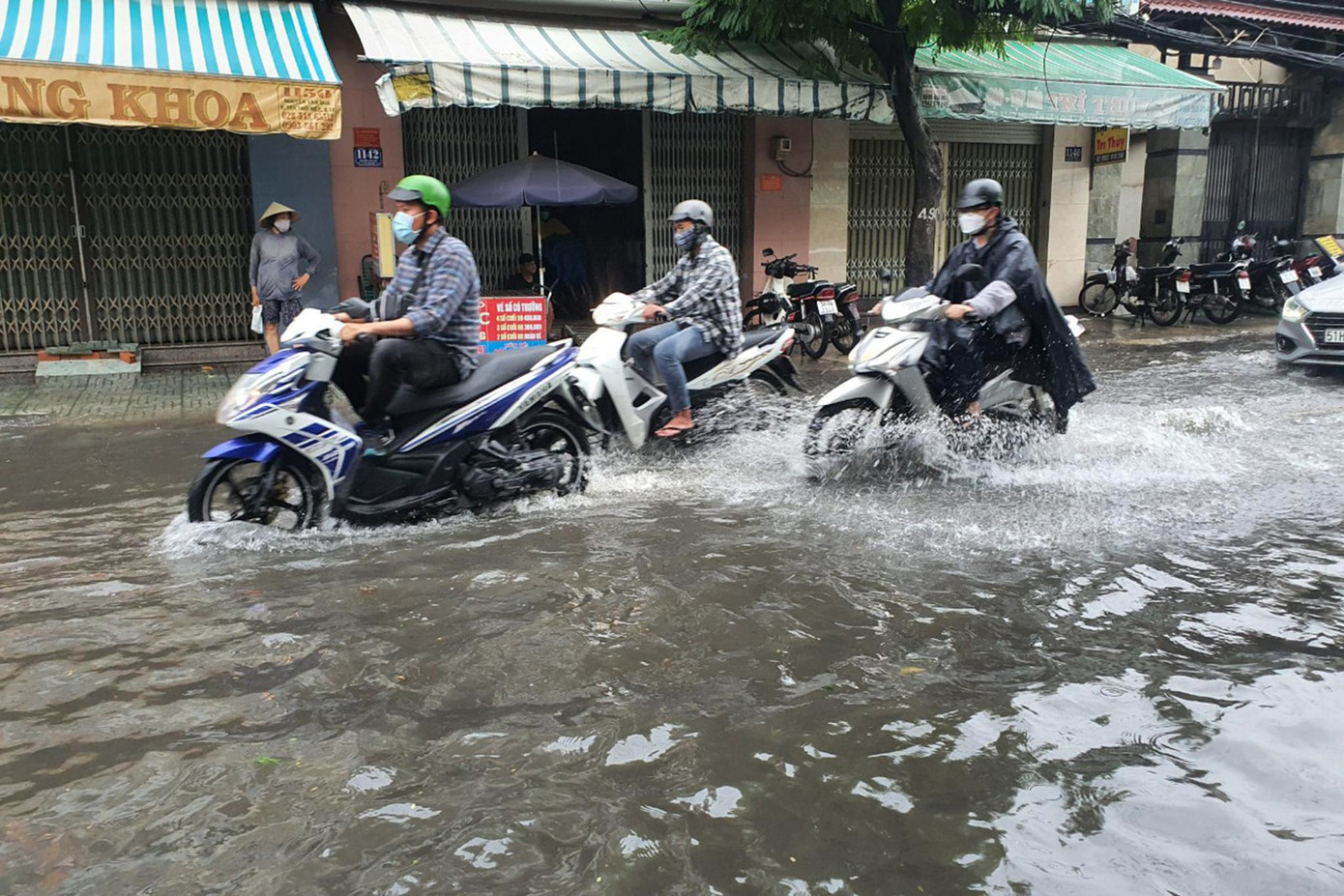 Dù hết mưa gần nửa tiếng nhưng đoạn đường Nguyễn Văn Quá gần quốc lộ 1A vẫn ngập sâu. Dù hết mưa gần nửa tiếng nhưng đoạn đường Nguyễn Văn Quá gần quốc lộ 1A vẫn ngập sâu.