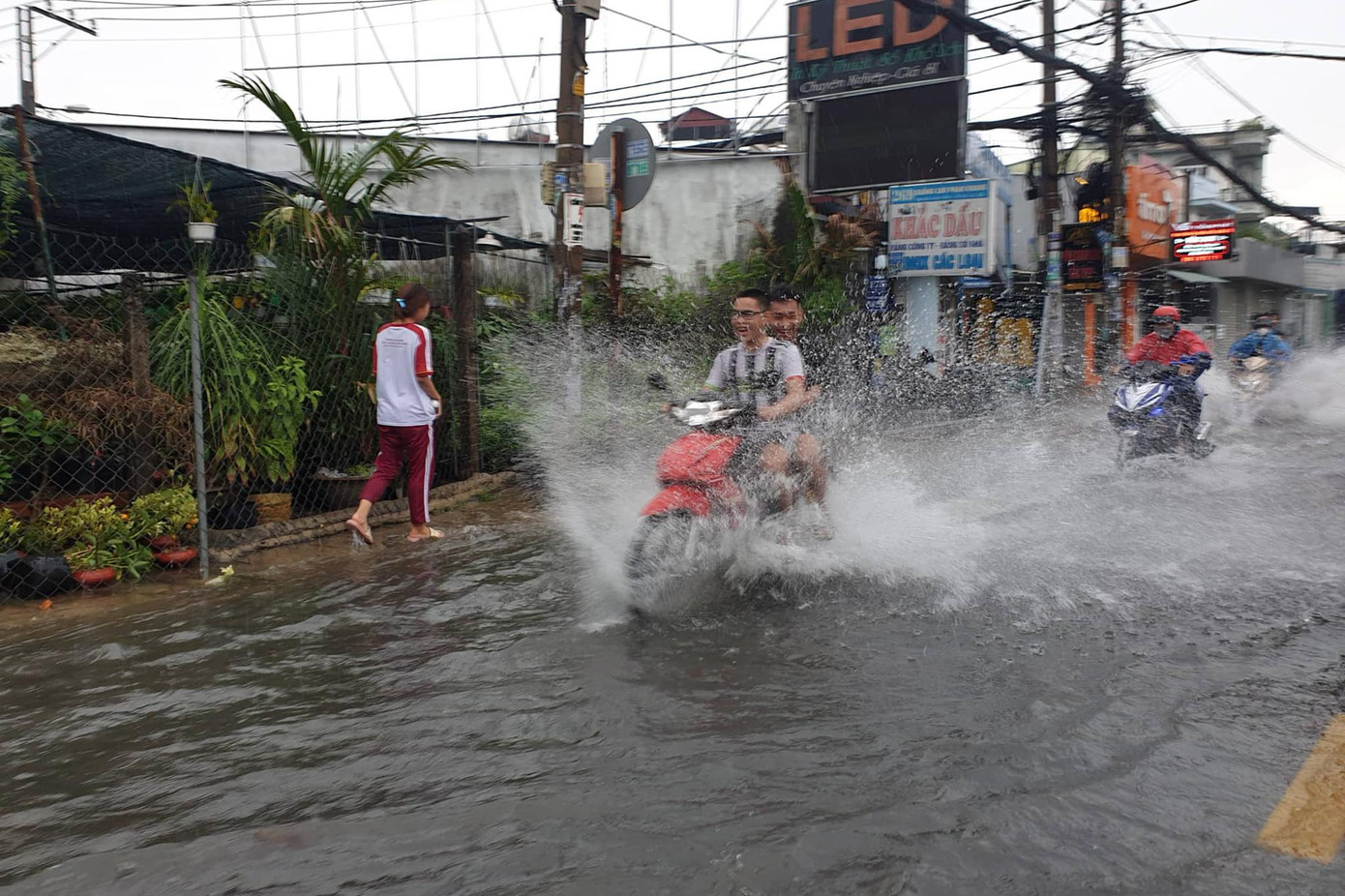 Đường ngập khiến người tham gia giao thông gặp nhiều khó khăn. Đường ngập khiến người tham gia giao thông gặp nhiều khó khăn.