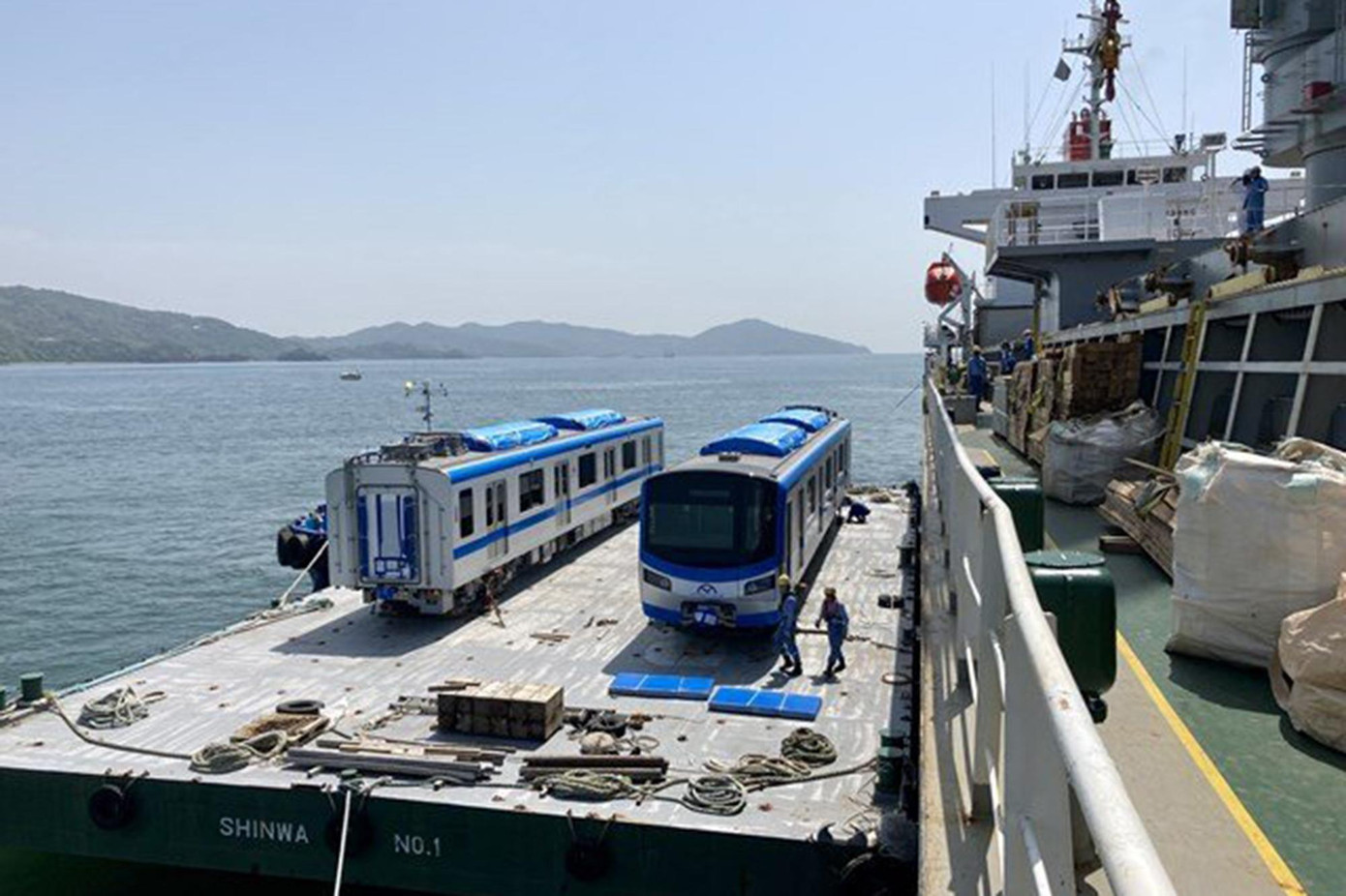 Các toa tàu được xếp lên tàu vận tải tại cảng ở Nhật Bản. Ảnh: MAUR. Các toa tàu được xếp lên tàu vận tải tại cảng ở Nhật Bản. Ảnh: MAUR.