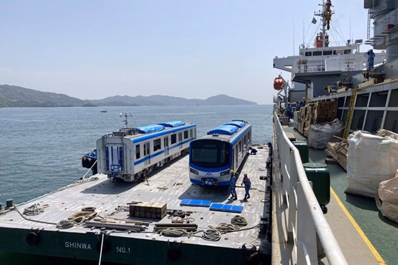 Các toa tàu được xếp lên tàu vận tải tại cảng ở Nhật Bản. Ảnh: MAUR.