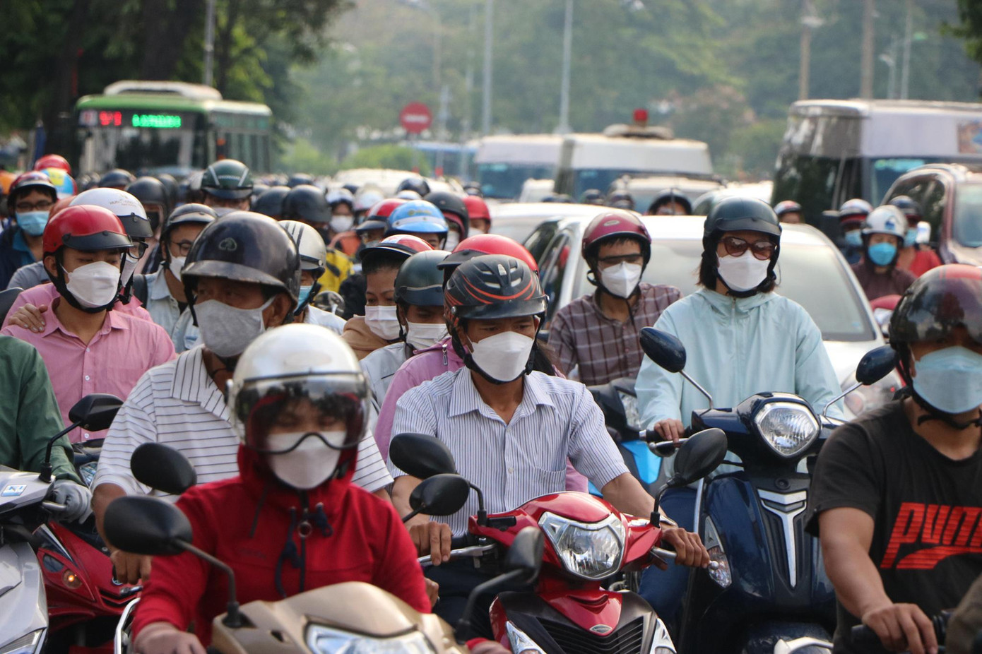 Tương tự, đường Cộng Hòa hướng Trường Chinh đi vòng xoay Lăng Cha Cả cũng xảy ra tình trạng ùn tắc kéo dài.