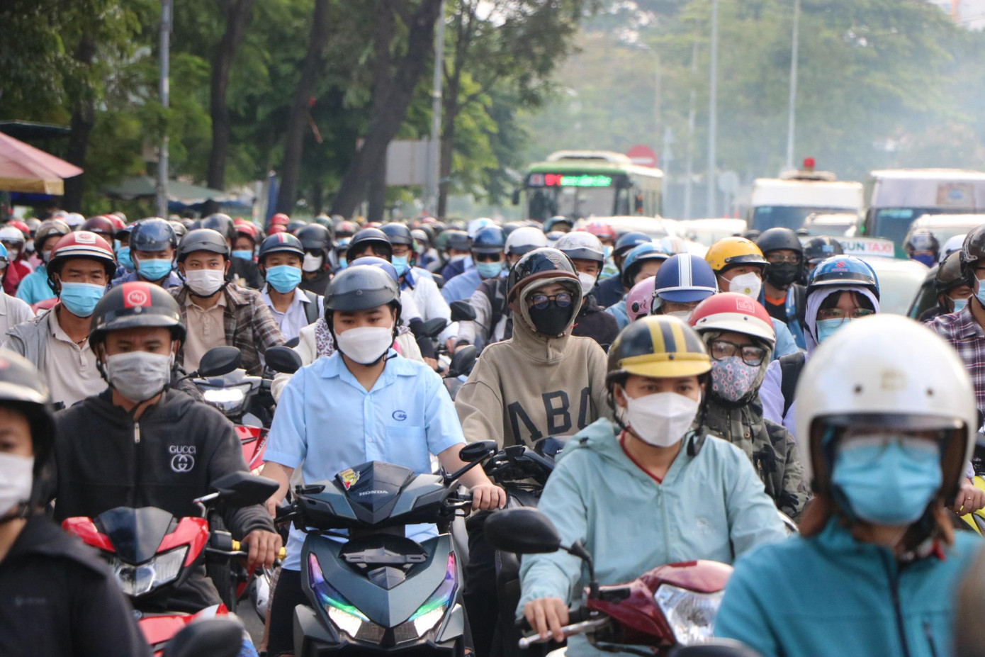 Ghi nhận trong sáng 4/5, hàng loạt tuyến đường như Cộng Hòa, Trường Chinh quận Tân Bình, quốc lộ 13 qua TP Thủ Đức, đường Đinh Bộ Lĩnh quận Bình Thạnh, khu vực cửa ngõ sân bay Tân Sơn Nhất... ùn tắc kéo dài nhiều giờ.
