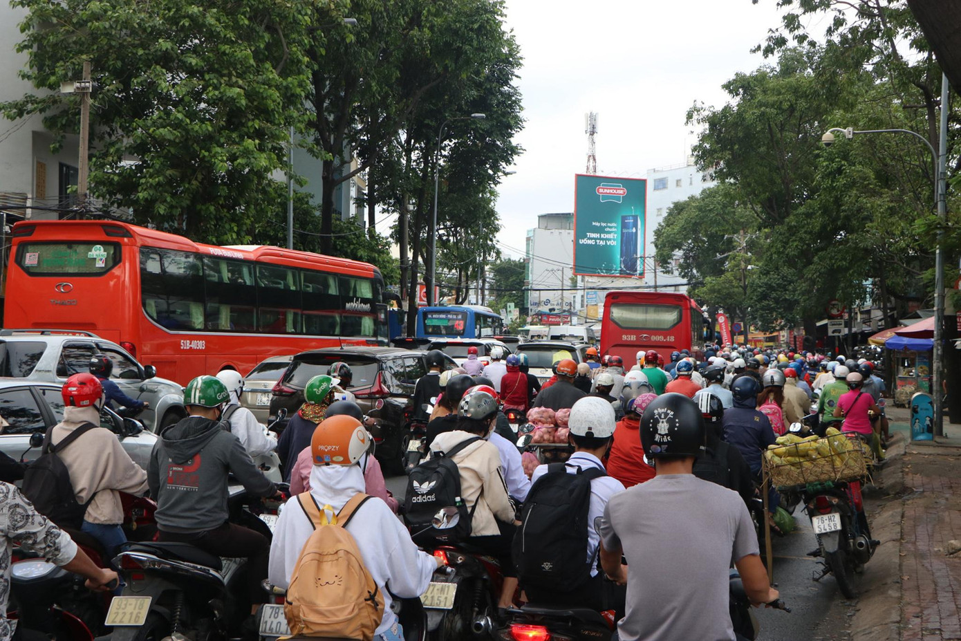 Xe khách xếp hàng vào bến xe Miền Đông.