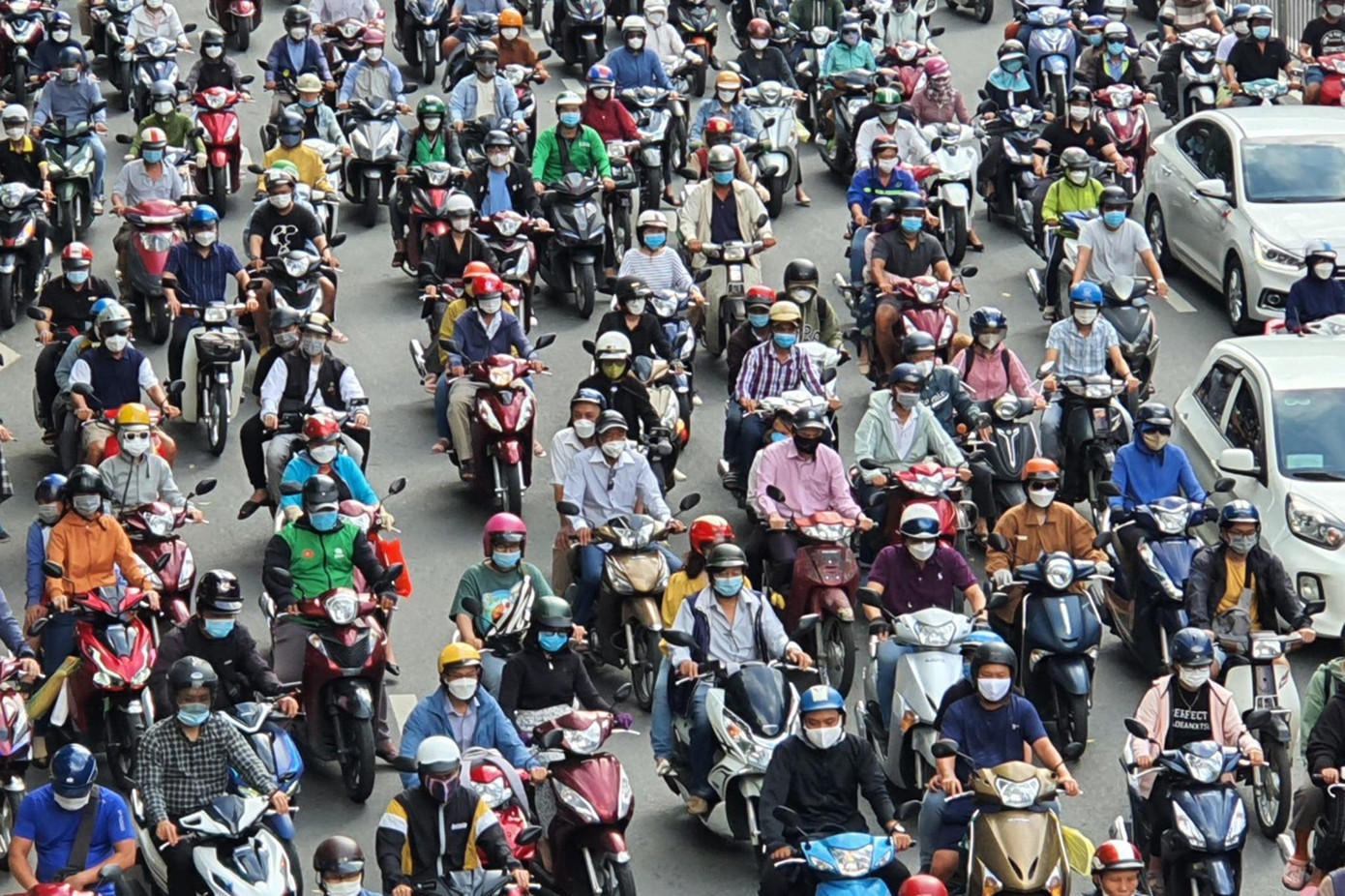 Nhiều tuyến đường ùn tắc cục bộ, người dân phải vất vả di chuyển qua các khu vực ùn tắc.