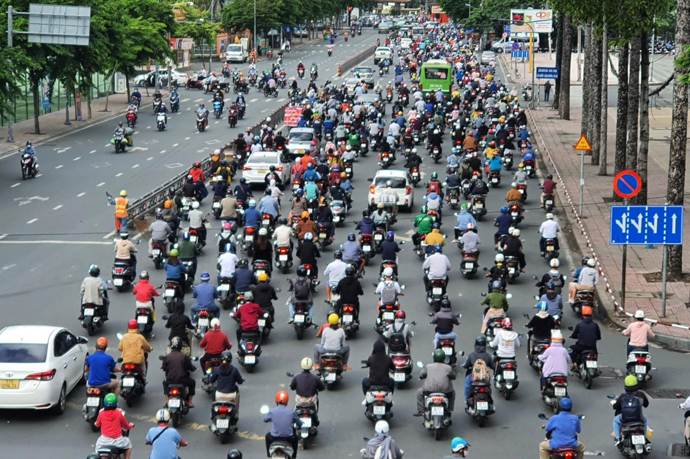 Đến hơn 10 giờ sáng, tình trạng ùn tắc tại các tuyến đường cửa ngõ TPHCM mới cơ bản được kéo giảm. Lực lượng CSGT tiếp tục duy trì lực lượng để điều tiết giao thông.