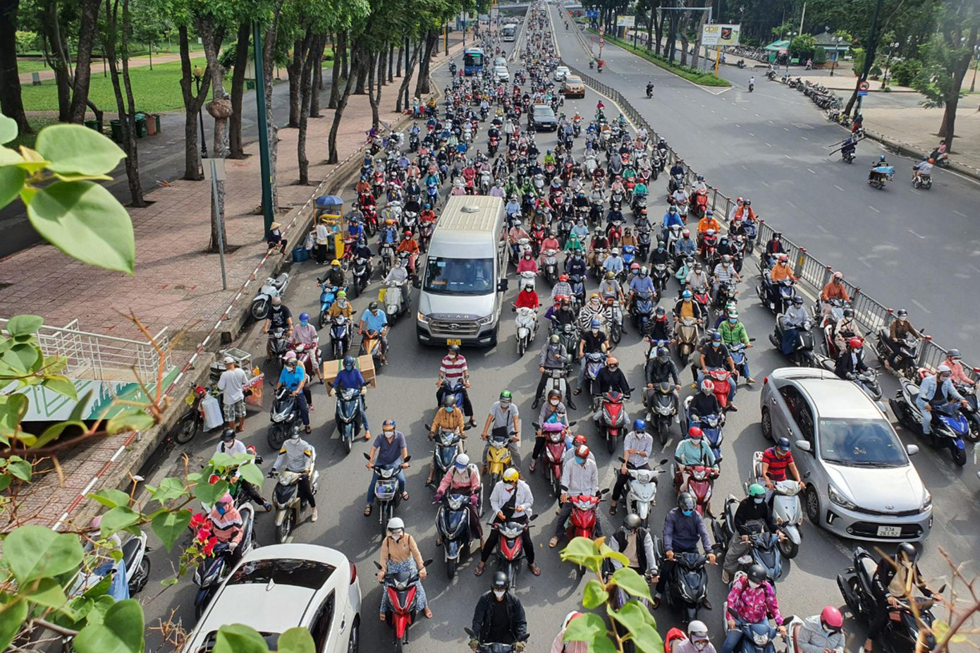 Ghi nhận của phóng viên, sáng 4/5, hàng loạt tuyến đường hướng vào trung tâm TPHCM đông nghẹt phương tiện.