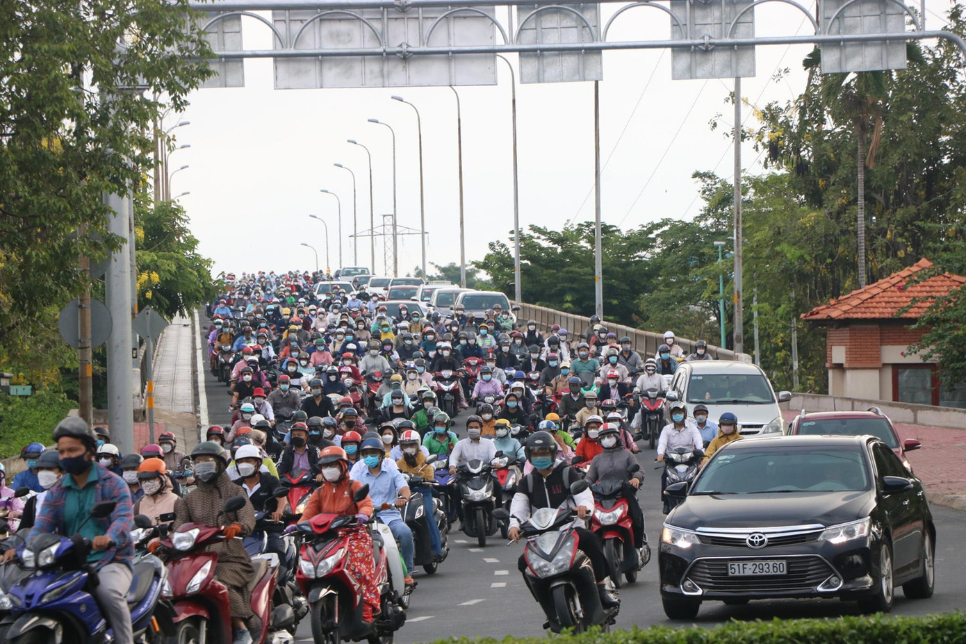 Cầu Bình Triệu hướng từ quốc lộ 13 và trung tâm TPHCM đông nghẹt phương tiện trong sáng 4/5.