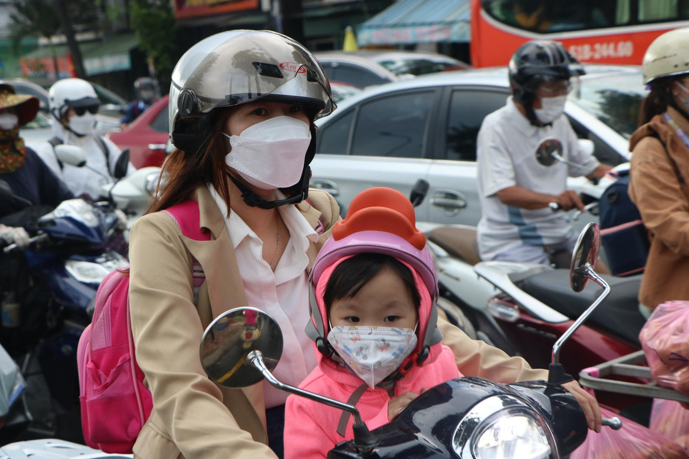 Ùn tắc giao thông kéo dài khiến nhiều người mệt mỏi trong sáng đầu tiên làm việc trở lại sau kỳ nghỉ lễ 30/4-1/5.