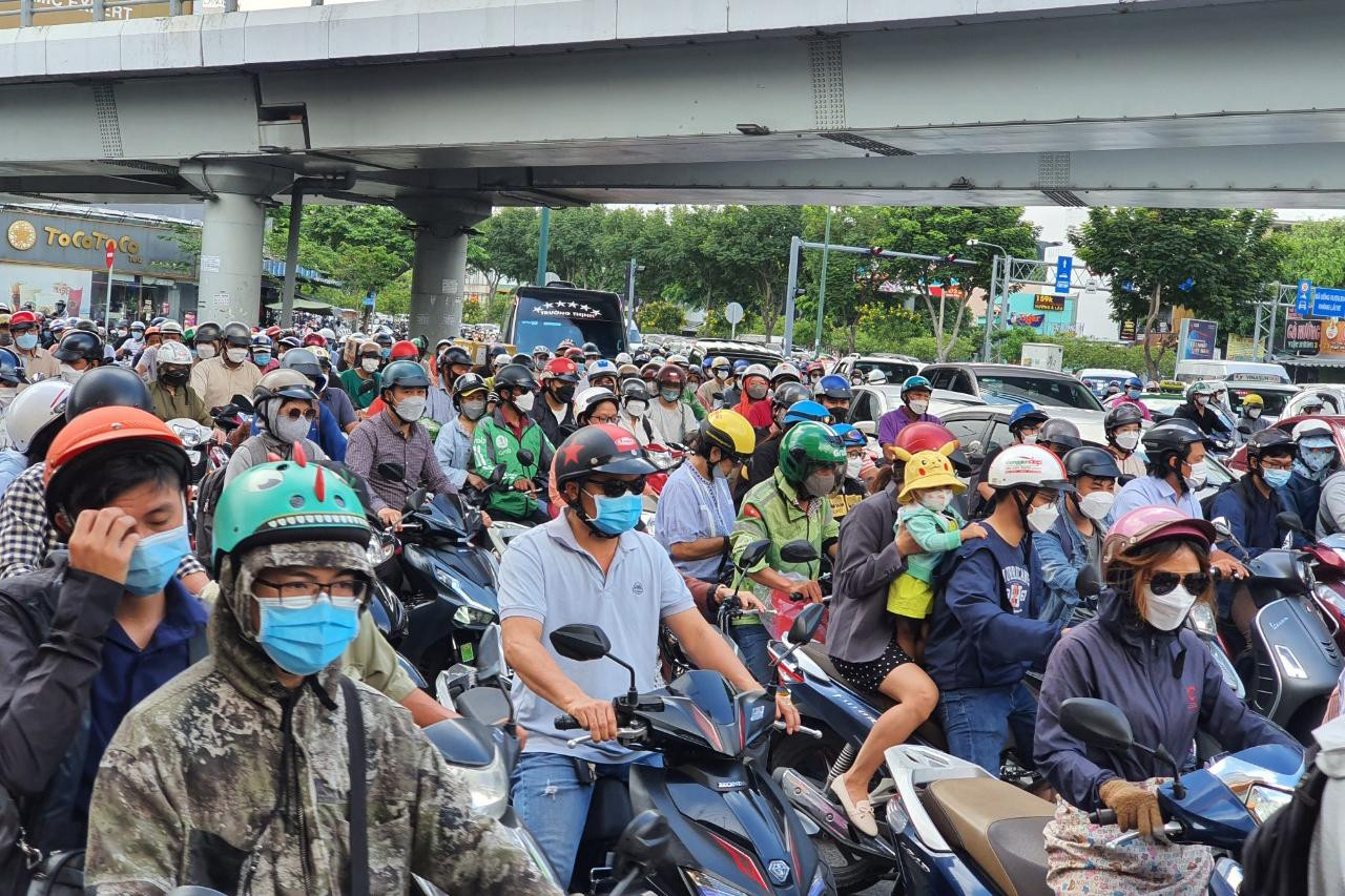 Tại vòng xoay giao lộ Phạm Văn Đồng - Nguyễn Thái Sơn, dòng xe lưu thông hướng cầu Bình Lợi đi sân bay Tân Sơn Nhất xung đột với dòng xe từ đường Nguyễn Thái Sơn đi trung tâm TPHCM khiến các phương tiện di chuyển hết sức khó khăn.