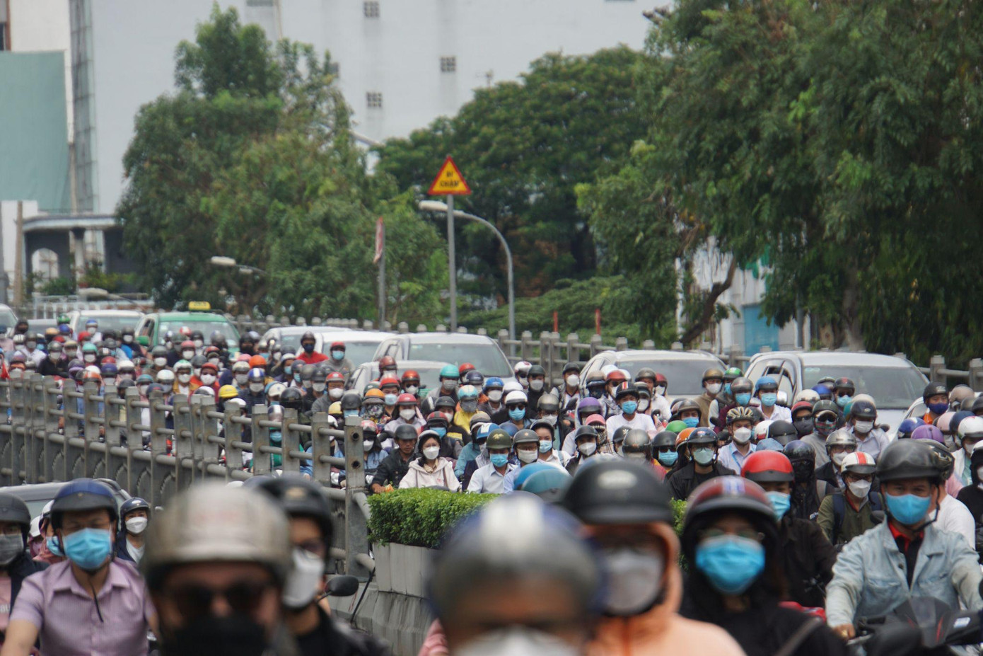 Dòng xe máy ken cứng các tuyến đường hướng vào trung tâm TPHCM.