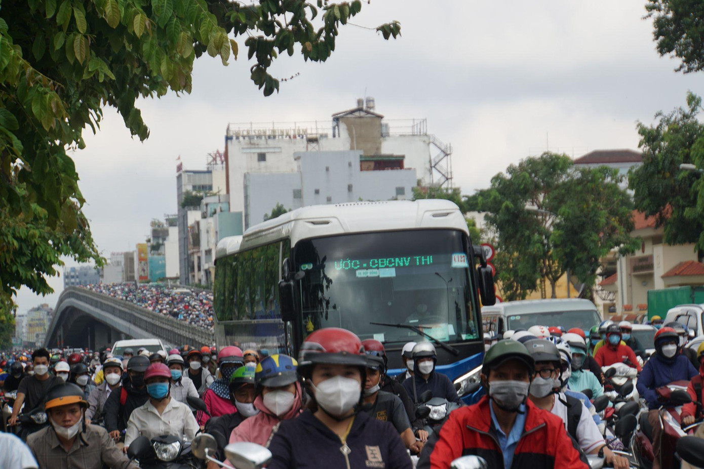 Do ngày đầu làm việc nên nhiều người ở khu vực ngoại thành di chuyển vào nhà trọ ở trung tâm TPHCM nên lưu lượng phương tiện tăng cao đột biến.