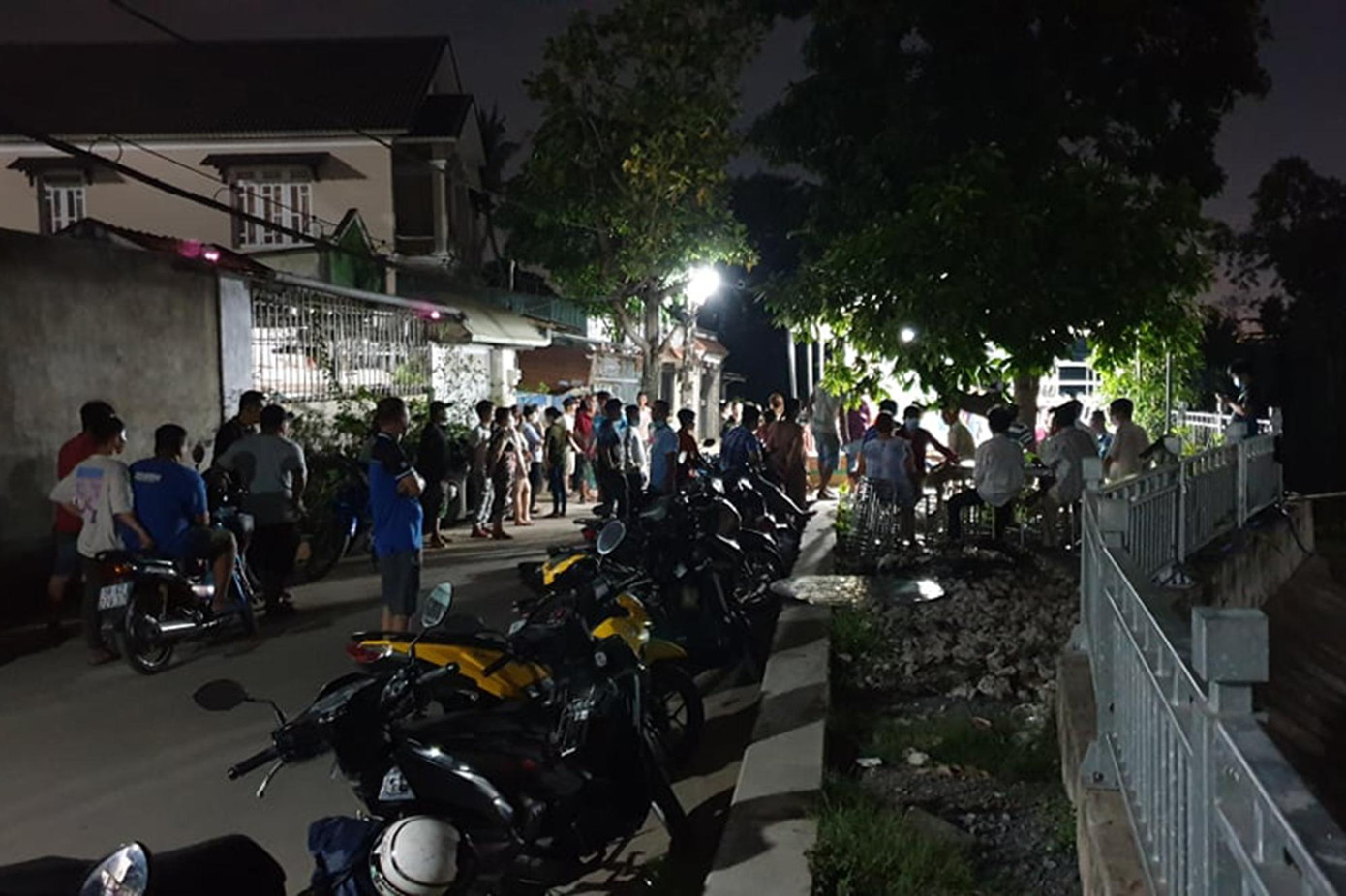 Nhiều người dân theo dõi Công an làm việc. Nhiều người dân theo dõi Công an làm việc.