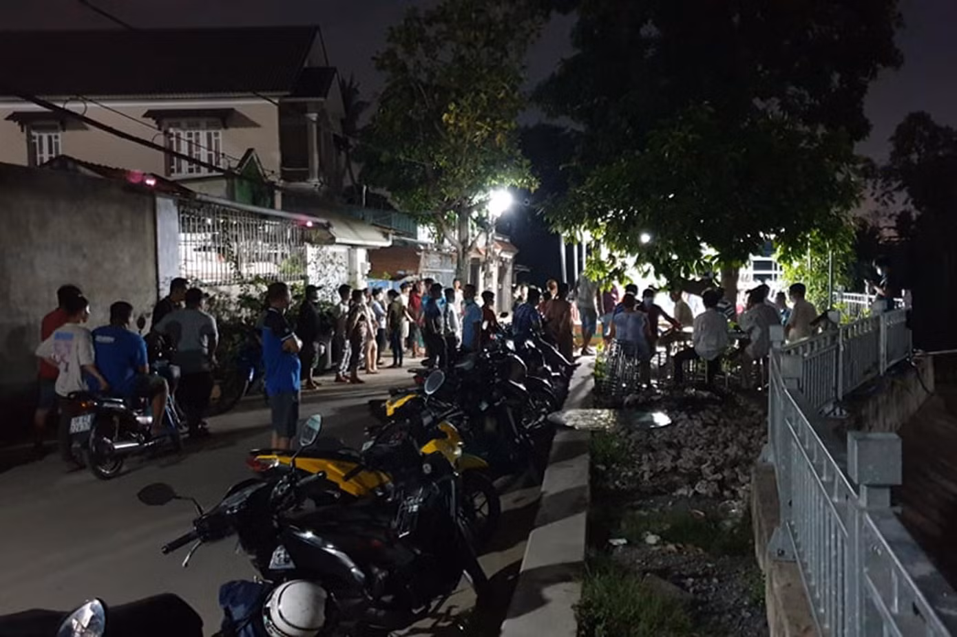 Nhiều người dân theo dõi Công an làm việc.