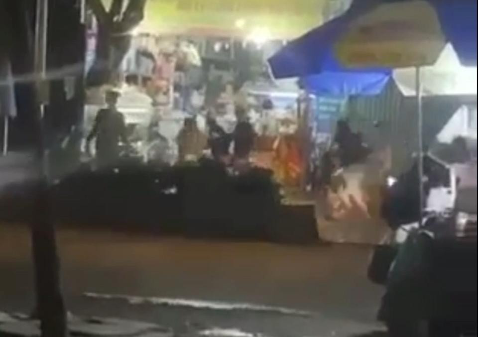 Nhóm thanh thiếu niên đập phá chiếc xe máy bị ngã. Ảnh cắt từ Clip. Nhóm thanh thiếu niên đập phá chiếc xe máy bị ngã. Ảnh cắt từ Clip.