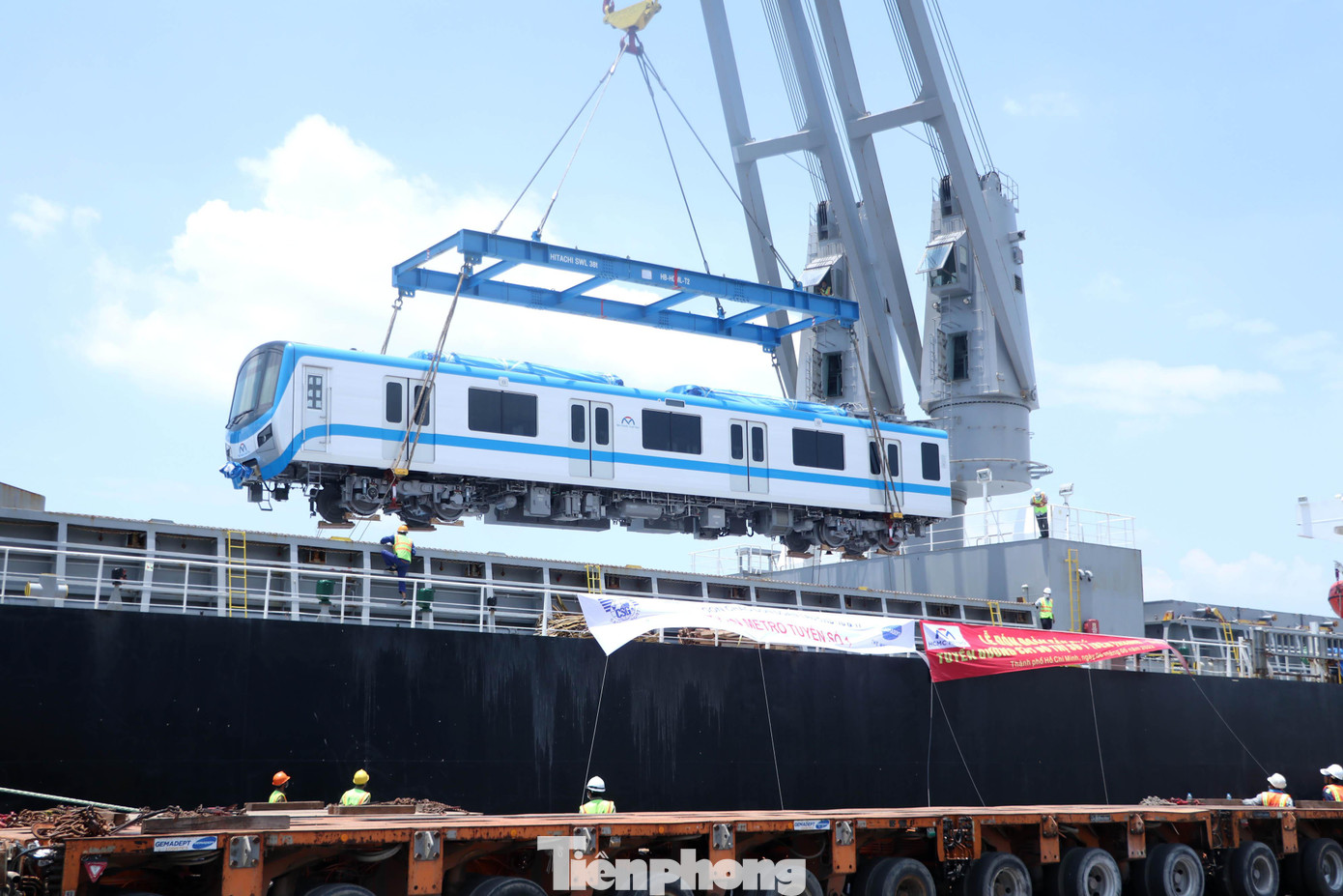 Đoàn tàu thứ 16 và 17 là hai đoàn tàu cuối cùng của tuyến Metro số 1 Bến Thành - Suối Tiên đã được tàu biển vận chuyển từ Nhật Bản về đến cảng Khánh Hội (TPHCM). Đoàn tàu thứ 16 và 17 là hai đoàn tàu cuối cùng của tuyến Metro số 1 Bến Thành - Suối Tiên đã được tàu biển vận chuyển từ Nhật Bản về đến cảng Khánh Hội (TPHCM).
