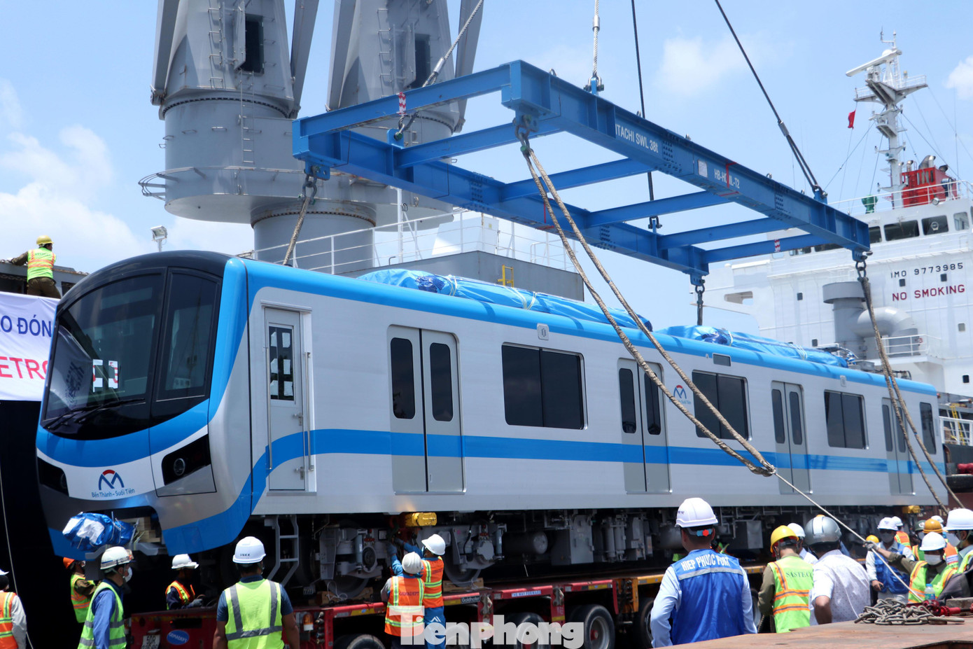 Theo tiến độ bốc dỡ, 10h sáng 6/5, tàu vận tải đã cập cảng Khánh Hội để bốc dỡ lên xe siêu trường siêu trọng; rạng sáng 7/5 sẽ vận chuyển 3 toa về Depot; sáng 8/5, chất 3 toa tàu lên xe và tối vận chuyển; sáng 9/5 dỡ 3 toa tàu tại Depot. Theo tiến độ bốc dỡ, 10h sáng 6/5, tàu vận tải đã cập cảng Khánh Hội để bốc dỡ lên xe siêu trường siêu trọng; rạng sáng 7/5 sẽ vận chuyển 3 toa về Depot; sáng 8/5, chất 3 toa tàu lên xe và tối vận chuyển; sáng 9/5 dỡ 3 toa tàu tại Depot.