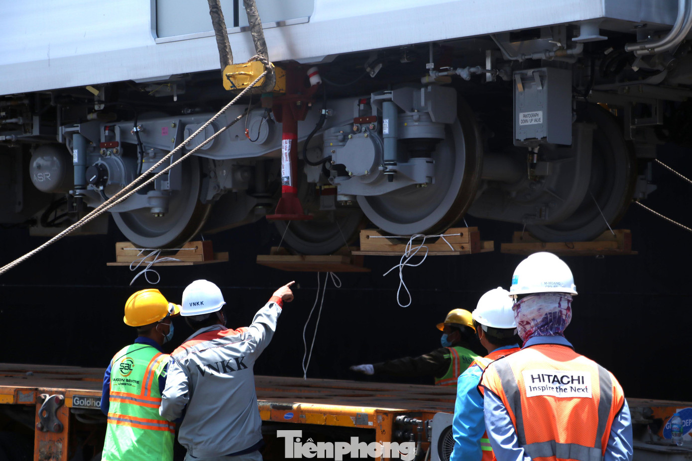 Trước đó, vào tháng 1/2015, mô hình tàu Metro số 1 đã về đến TPHCM và được trưng bày tại khu vực Depot để lấy ý kiến rộng rãi của người dân. Sau khi ghi nhận các ý kiến của công chúng, nhà thầu Hitachi đã hoàn thiện thiết kế chi tiết và bắt đầu việc sản xuất. Trước đó, vào tháng 1/2015, mô hình tàu Metro số 1 đã về đến TPHCM và được trưng bày tại khu vực Depot để lấy ý kiến rộng rãi của người dân. Sau khi ghi nhận các ý kiến của công chúng, nhà thầu Hitachi đã hoàn thiện thiết kế chi tiết và bắt đầu việc sản xuất.