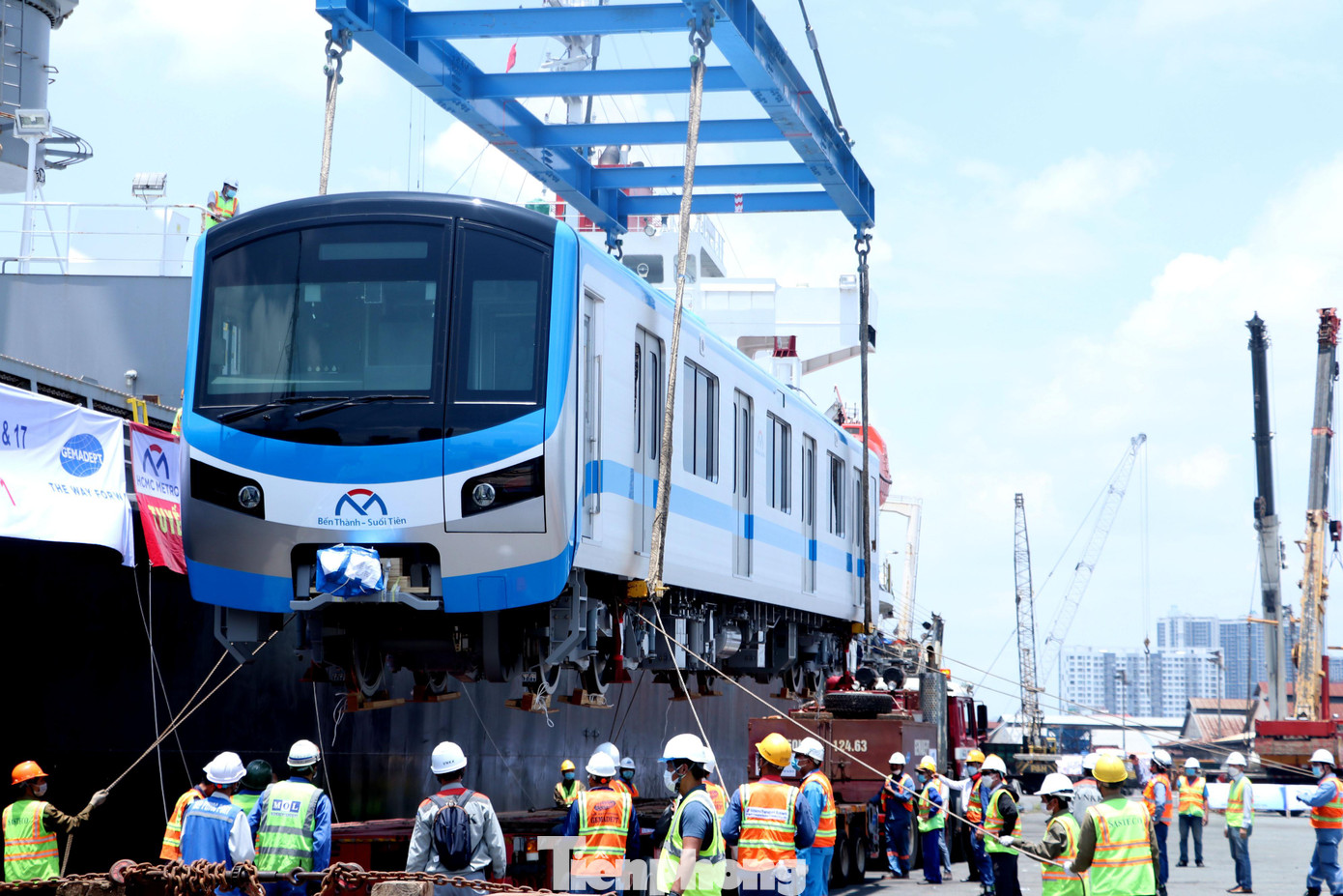 Theo MAUR, đoàn tàu Metro số 1 có 3 toa dài 61,5 m, có thể chở 930 khách, trong đó 147 khách ngồi và 783 khách đứng. Tốc độ tối đa thiết kế là 110 km/h (đoạn trên cao) và 80 km/h (đoạn hầm). Theo MAUR, đoàn tàu Metro số 1 có 3 toa dài 61,5 m, có thể chở 930 khách, trong đó 147 khách ngồi và 783 khách đứng. Tốc độ tối đa thiết kế là 110 km/h (đoạn trên cao) và 80 km/h (đoạn hầm).