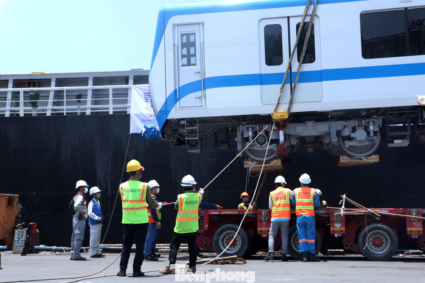 Ông Nguyễn Quốc Hiển - Phó ban quản lý đường sắt đô thị (MAUR - chủ đầu tư), cho hay hai đoàn tàu cuối cùng về TPHCM đánh dấu dự án Metro Số 1 chuyển qua giai đoạn mới, tập trung công tác thử nghiệm hệ thống, thử tàu... trước khi vận hành thương mại vào cuối năm 2023. Ông Nguyễn Quốc Hiển - Phó ban quản lý đường sắt đô thị (MAUR - chủ đầu tư), cho hay hai đoàn tàu cuối cùng về TPHCM đánh dấu dự án Metro Số 1 chuyển qua giai đoạn mới, tập trung công tác thử nghiệm hệ thống, thử tàu... trước khi vận hành thương mại vào cuối năm 2023.