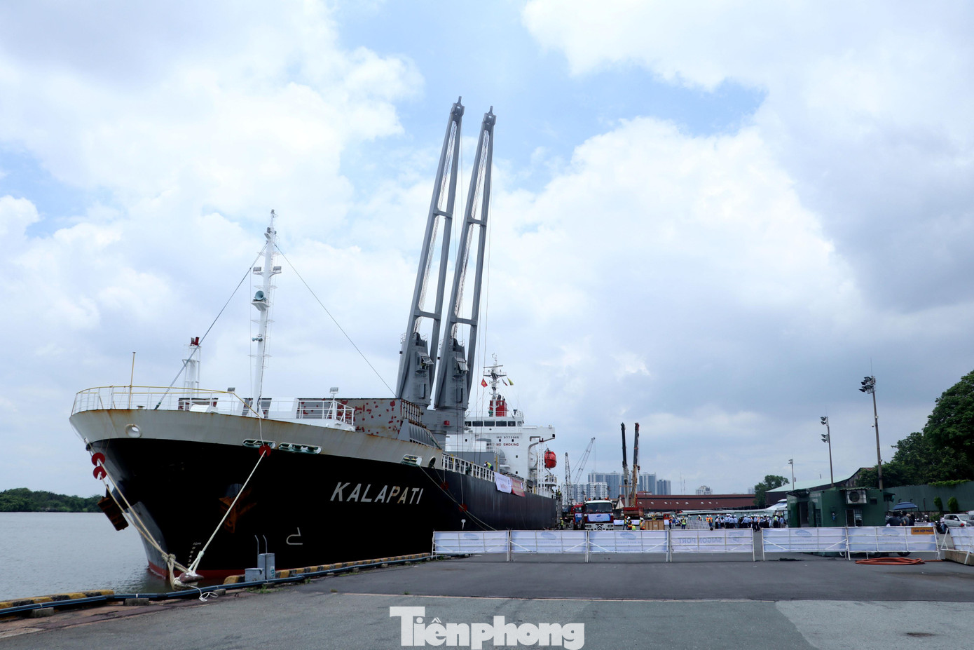 Đến chiều 6/5, Ban quản lý đường sắt đô thị TPHCM (MAUR) phối hợp cùng nhà thầu Hitachi và các đơn vị liên quan đang tiến hành bốc dỡ hai đoàn tàu số 16 và 17 của tuyến Metro số 1 từ tàu vận tải biển lên xe siêu trường để chuẩn bị đưa về Depot ở TP Thủ Đức. Đến chiều 6/5, Ban quản lý đường sắt đô thị TPHCM (MAUR) phối hợp cùng nhà thầu Hitachi và các đơn vị liên quan đang tiến hành bốc dỡ hai đoàn tàu số 16 và 17 của tuyến Metro số 1 từ tàu vận tải biển lên xe siêu trường để chuẩn bị đưa về Depot ở TP Thủ Đức.