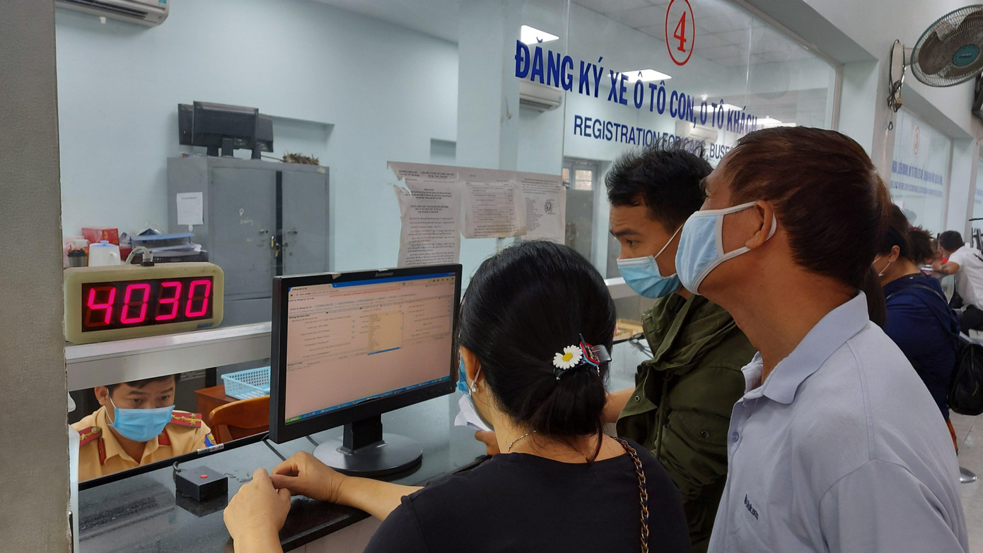 Người dân TPHCM làm thủ tục đăng ký cấp biển số xe.