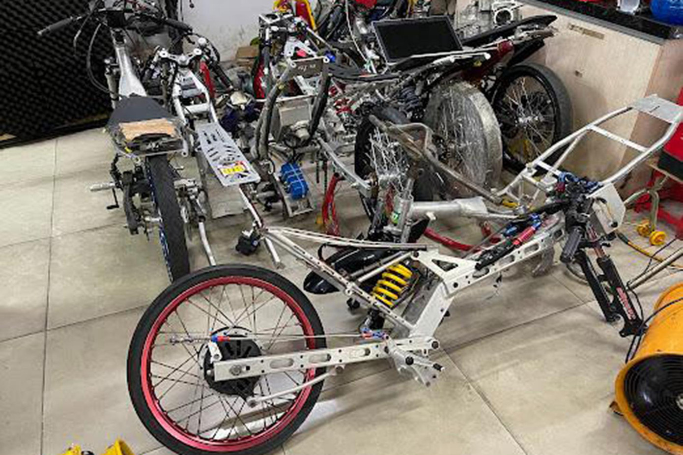 Nhiều xe độ không biển số, số khung bị thu giữ.