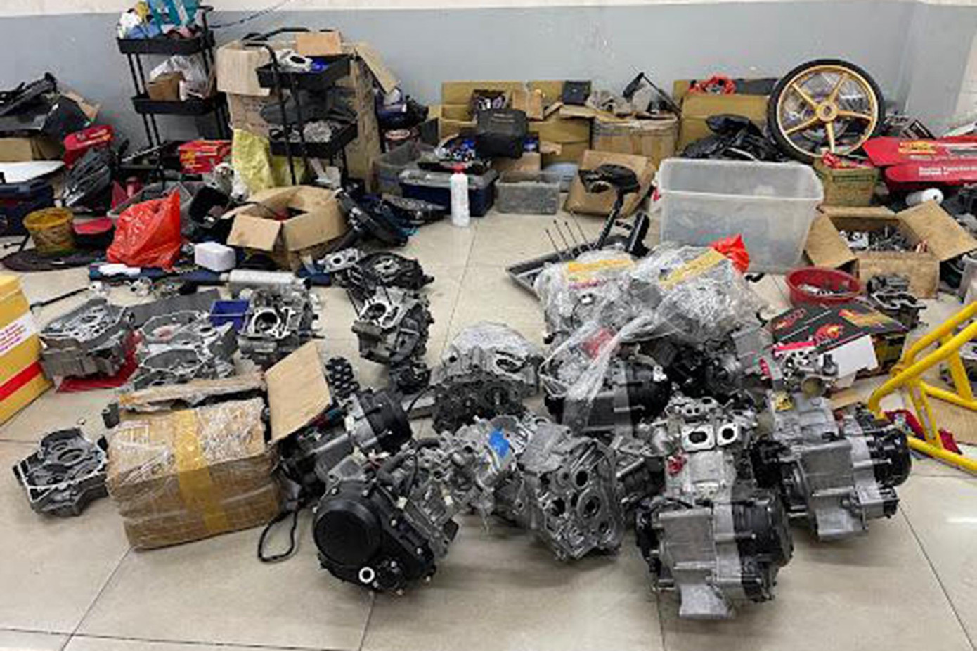 Nhiều thiết bị, linh kiện độ xe bị thu giữ.