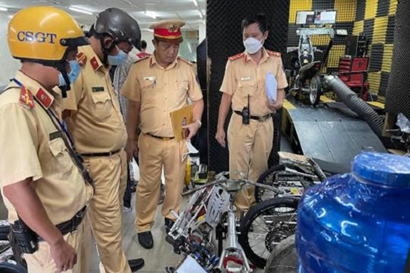 Lực lượng chức năng kiểm tra các lò độ xe.