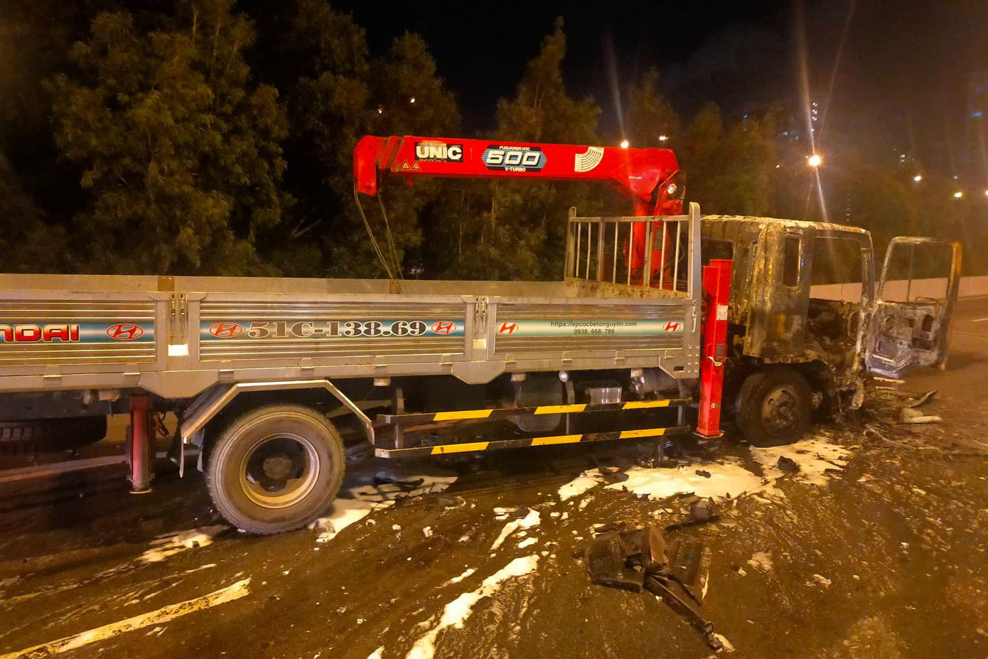 Xe tải cẩu cháy rụi phần đầu. Xe tải cẩu cháy rụi phần đầu.