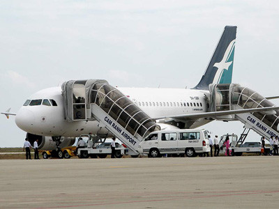 Chuyến bay dân dụng quốc tế đầu tiên đến CHKQT Cam Ranh