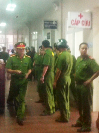 CATP Ninh Bình vây quanh BV đa khoa tỉnh trước việc người nhà bệnh nhân Huấn đòi chuyển viện. CATP Ninh Bình vây quanh BV đa khoa tỉnh trước việc người nhà bệnh nhân Huấn đòi chuyển viện