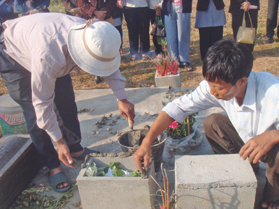 Chuẩn bị an táng cho các hài nhi. Chuẩn bị an táng cho các hài nhi