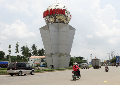 Cổng chào của tỉnh Bình Dương được khánh thành ngày 30/8/2010. Công trình có tổng vốn đầu tư 40 tỷ đồng gồm 2 hạng mục chính là biểu tượng cổng chào 