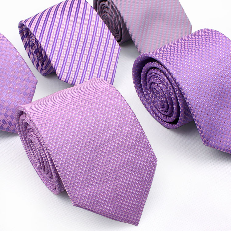 Từ hoa cưới... ...thiếp cưới ...những món đồ trang trí tại tiệc cưới tới trang phục của cô dâu chú rể để tràn ngập sắc tím thủy chung.