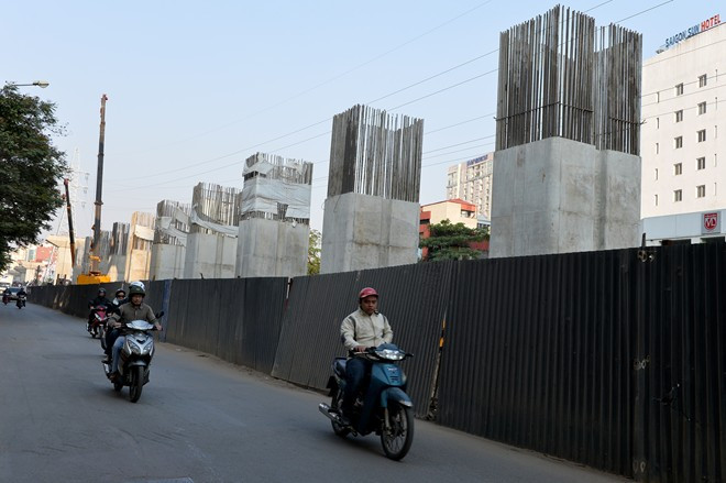 Đại diện ban quản lý dự án cho biết, nhiều nơi mặt bằng chưa có để thi công, dự kiến tháng 3/2015 đặt ray để chạy thử chắc cũng khó thành. Ngay cả ga Cát Linh, điểm đầu của công trình đến nay cũng chưa thể xây dựng 