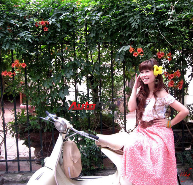 “Tiểu thư hoa giấy” bên chiếc Acma yêu quí của mình . “Tiểu thư hoa giấy” bên chiếc Acma yêu quí của mình