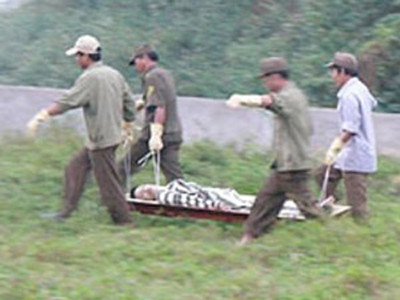 Khi đội thi hành án làm xong nhiệm vụ, những người ở trại giam, thường gỡ họ xuống để chuẩn bị chụp ảnh tử thi. Khi đội thi hành án làm xong nhiệm vụ, những người ở trại giam, thường gỡ họ xuống để chuẩn bị chụp ảnh tử thi