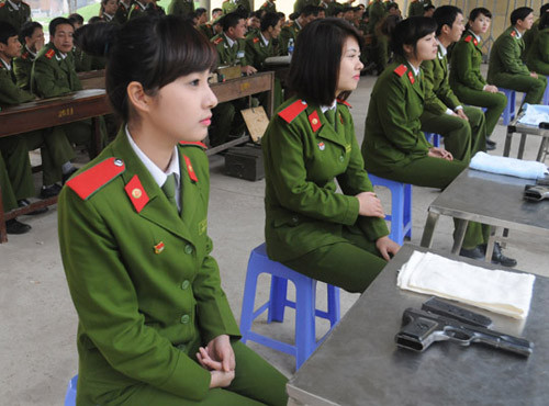 Lắng nghe lý thuyết về tập bắn súng