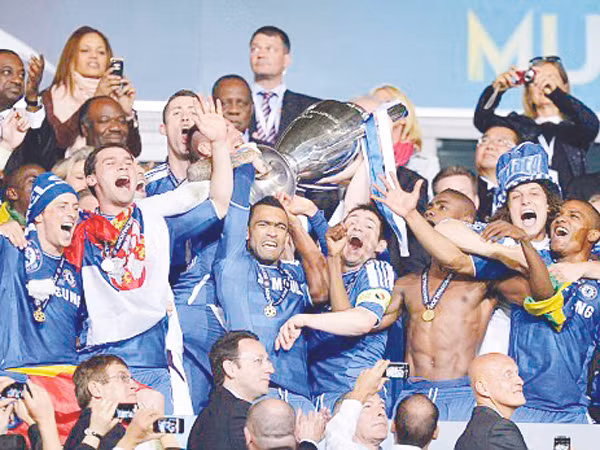 Các cầu thủ Chelsea nhận cúp vô địch Champions League Ảnh: Getty Images