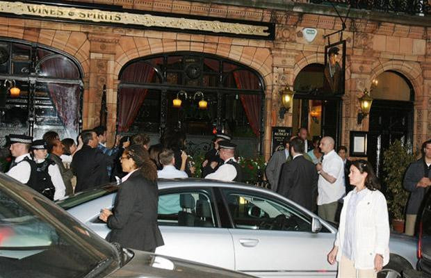 Bà Michelle Obama, hai con gái và đoàn hộ tống đi thăm Downing Street … Ảnh: Telegraph ... thăm Tòa nhà Quốc hội … Ảnh: Telegraph Kể cả ghé vào một tiệm rượu truyền thống nổi tiếng ở Luân Đôn. Ảnh: Telegraph Nhân viên và khung cảnh bên trong tiệm rượu nơi bà Michelle ghé qua… Ảnh: Telegraph Và thăm cả tu viện Westminster Abbey. Ảnh: Telegraph