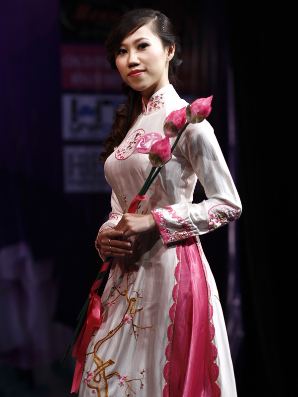 Khoe nét thướt tha với tà áo dài dân tộc