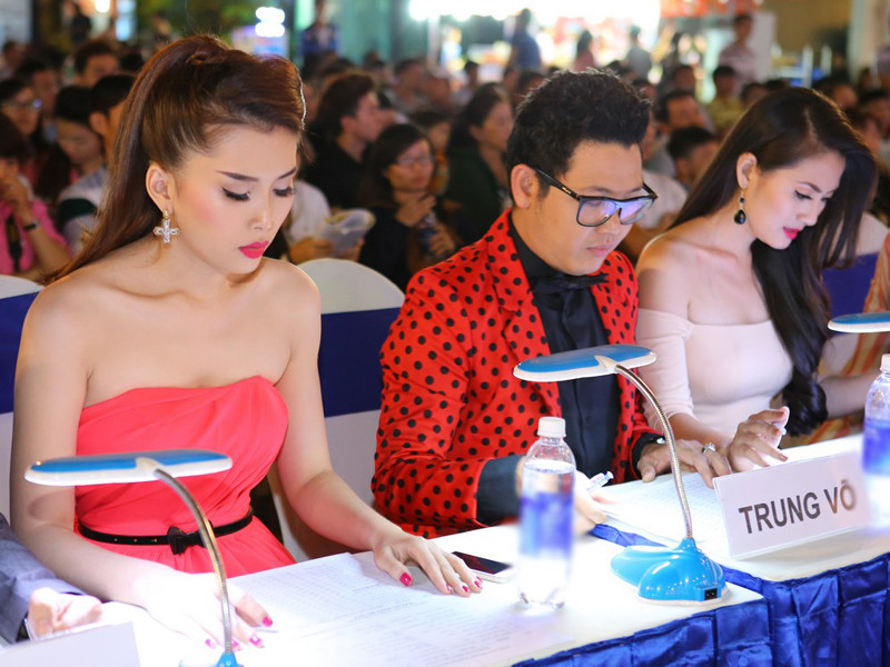 Các người đẹp trên ghế giám khảo