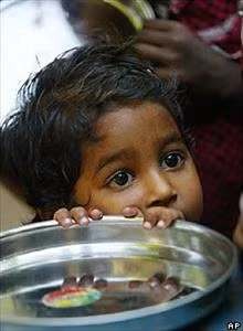 Người dân các nước bị thiên tai chờ đợi hàng cứu trợ ảnh 4