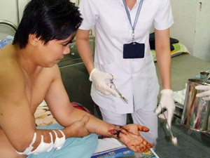 Anh Quảng Trọng Luân với cánh tay đã được nối. (Nguồn: baodongnai.com.vn)