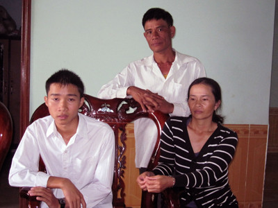 Thủ khoa hai trường Nguyễn Minh Văn và bố mẹ. Thủ khoa hai trường Nguyễn Minh Văn và bố mẹ