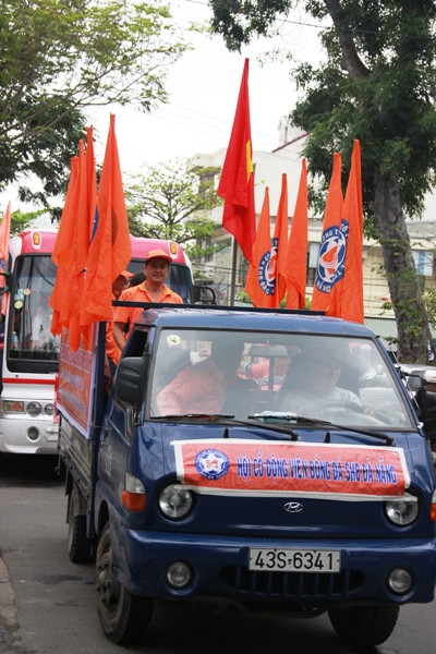 Đoàn trước giờ diễu hành cổ động