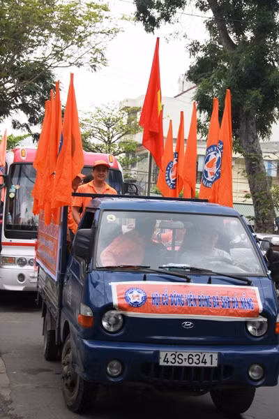 Đoàn trước giờ diễu hành cổ động
