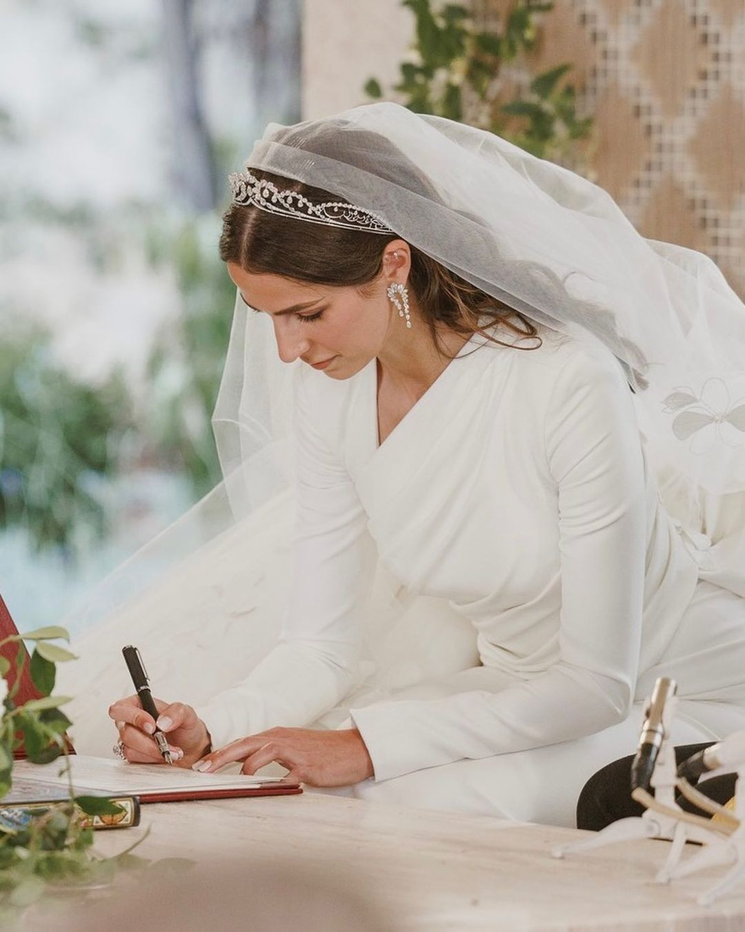 Như mọi hôn lễ khác, nhan sắc cô dâu là chủ đề nhận được nhiều sự quan tâm nhất. Thái tử phi Rajwa al-Saif không khiến truyền thông và dư luận quốc tế thất vọng. Daily Mail ví cô như nàng công chúa cổ tích bước ra đời thực. Như mọi hôn lễ khác, nhan sắc cô dâu là chủ đề nhận được nhiều sự quan tâm nhất. Thái tử phi Rajwa al-Saif không khiến truyền thông và dư luận quốc tế thất vọng. Daily Mail ví cô như nàng công chúa cổ tích bước ra đời thực.