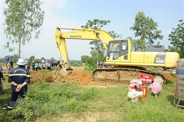 Phương tiện cơ giới được huy động tham gia cưỡng chế giải phóng mặt bằng. Ảnh: TTXVN. Phương tiện cơ giới được huy động tham gia cưỡng chế giải phóng mặt bằng. Ảnh: TTXVN.