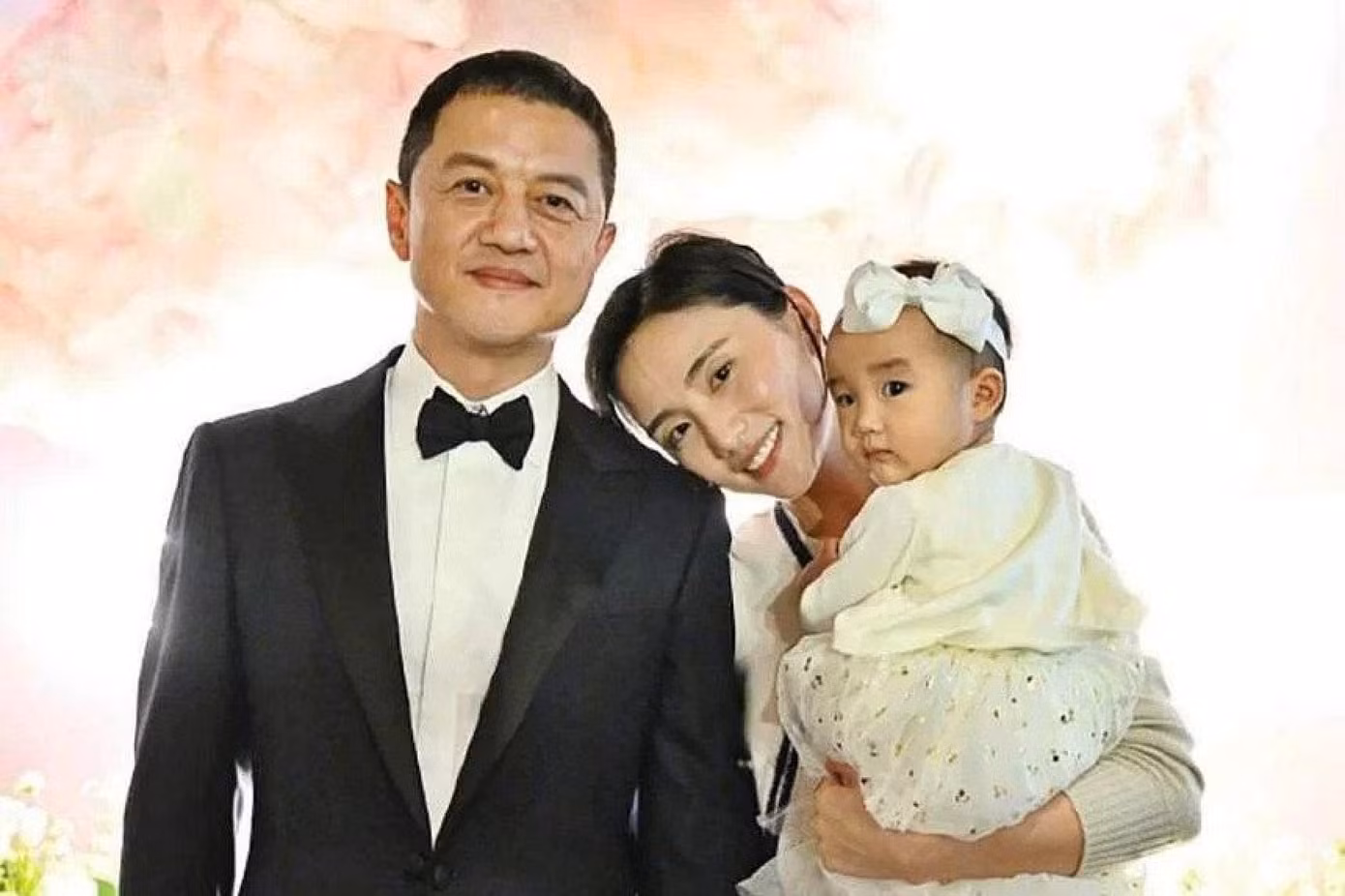 Lý Á Bằng tái hôn với người mẫu kém 19 tuổi, có thêm con gái. Ảnh: Weibo. Lý Á Bằng tái hôn với người mẫu kém 19 tuổi, có thêm con gái. Ảnh: Weibo.